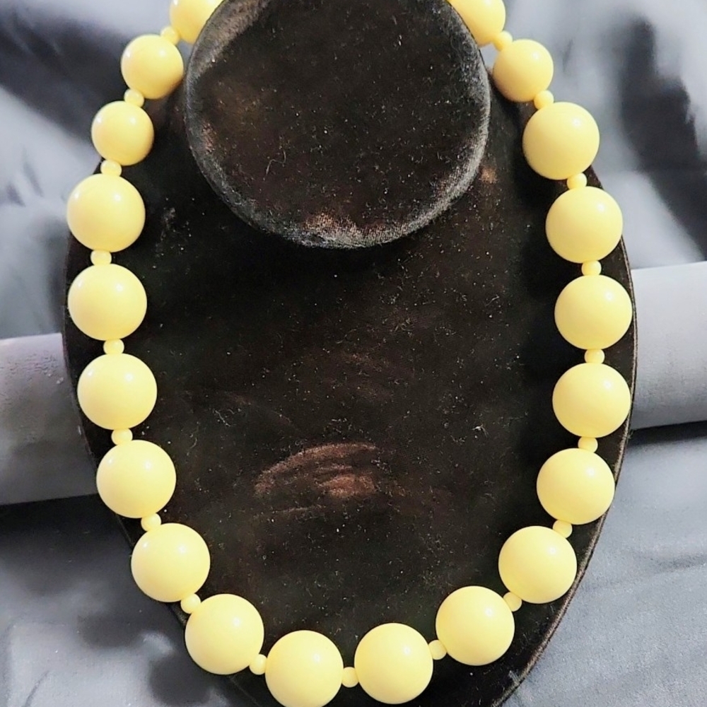 Vintage Yellow Beaded Necklace